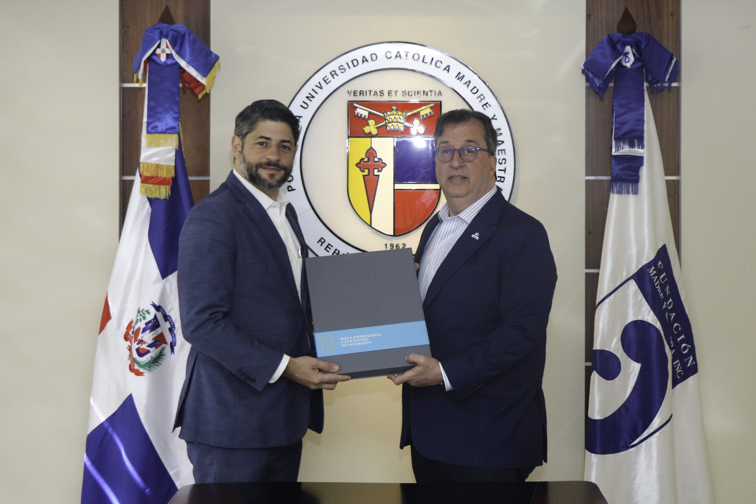Corporación Zona Franca Santiago Respalda la Educación y la Cultura con Donación Conmemorativa de su Obra Editorial